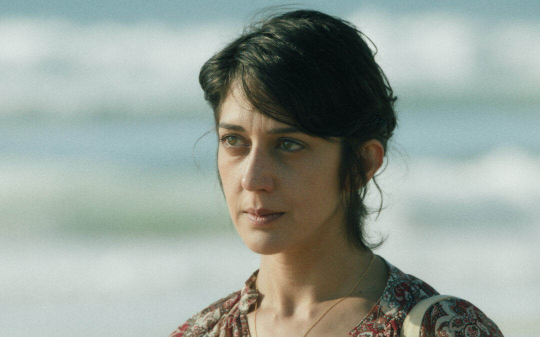 PIECES OF A FOREIGN LIFE / L’étrangère  (France)